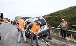 Hafif Ticari Araç TIR'a Çarptı, 1 Ölü 1 Yaralı