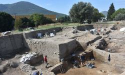 Ulucak Höyüğü’nde 7.800 Yıllık Orak Bulundu