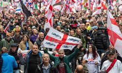 Londra'da aşırı sağcılar ile ırkçılık karşıtları karşılıklı eylem düzenledi