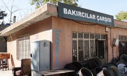 67 yıllık bakırcı, günde 10 saat çalışıp, binlerce çekiç sallıyor