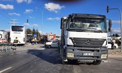 Afyonkarahisar'da yolcu otobüsü ile kamyon çarpıştı: 1 ölü, 19 yaralı