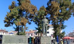 Balıkesir'de Atatürk heykeline balyozlu saldırı