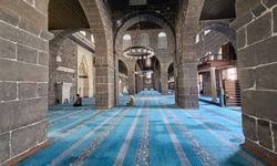 Diyarbakır Ulu Camii’nde erkek turistler, kadınlar için ayrılan etekleri giydi