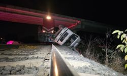 Edirne’de Yolcu Treni Raylarda Bırakılan Kamyona Çarptı