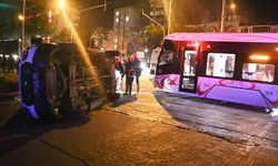 Tramvay ile ambulans çarpıştı 3’ü sağlık çalışanı 4 kişi yaralandı