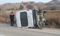 Çorum'da işçi servisi ile traktörün çarpışması sonucu 16 kişi yaralandı