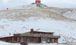 Hakkari'de yüksek kesimlerde kar etkili oldu