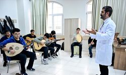 İlkokul öğretmeninin yönlendirmesiyle tanıştığı musiki sayesinde derslerini daha verimli işliyor