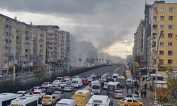 Ağır hasarlı bina yıkım sırasında çöktü, trafik önlem amaçlı durduruldu