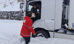 Erzurum'da Türk Kızılay’dan yolda kalanlara ikram