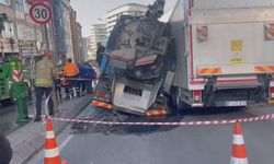 İstanbul- Güngören'de yol çöktü; 2 kamyon mahsur kaldı -1