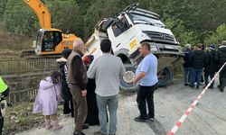 Rize'de kontrolden çıkan kamyon, altına aldığı otomobille dereye düştü