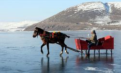 Atını donan göle alıştırmak için türkü eşliğinde antrenman yaptırdı