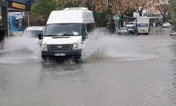 Antalya'da sağanak; göle dönen yollarda mahsur kaldılar