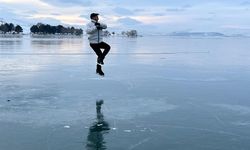 Buz pateni antrenöründen Çıldır Gölü’nde buz dansı