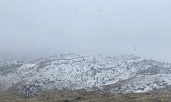 Elazığ’da tarihi Harput Mahallesi beyaza büründü