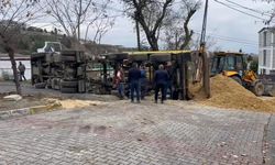 İstanbul - Beylikdüzü'nde yol çöktü, hafriyat kamyonu çukura düştü