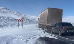 Kars'ta çok sayıda sürücü, araçları ile karda mahsur kaldı