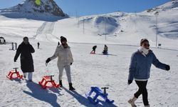 Kar görmemiş öğrenciler Hakkari'de kayak dersi alıyor