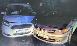 Kazadan sonra yanan otomobili, polis söndürdü