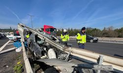 TEM’de, yol ayrımında otomobil bariyere çarptı: 1’i ağır, 4 yaralı