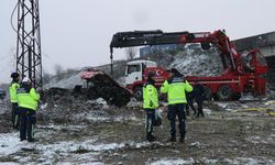 Çarpışan TIR ile Karayolları aracı köprüden uçtu: 2 ölü