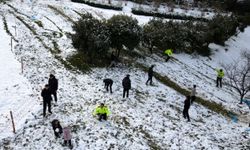 Çocuklar ile polislerin kar eğlencesi