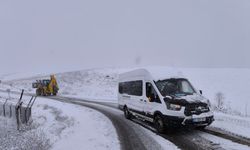 Diyarbakır’da öğretmenleri taşıyan servis minibüsü kara saplandı