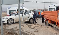 Elazığ’da kamyonet ile otomobil çarpıştı: 5 yaralı