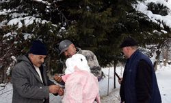 Kardan gelin ve damat yaptılar, halay çekip eğlendiler