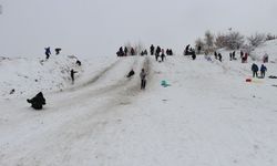 Kayseri'de çocuklar, naylon, tepsi ve leğenlerle kaydı