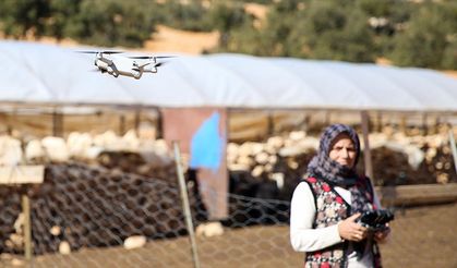 Kadın çoban, sürüsünün takibini dronla yapıyor