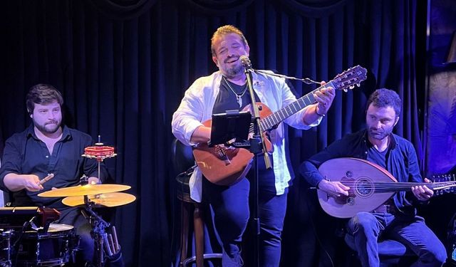 Mustafa Akay Londra’da Hayranlarına Unutulmaz Bir Gece Yaşattı