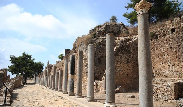 Syedra Antik Kenti'nin 2 bin yıllık sütunları ayağa kaldırıldı