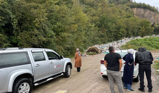 Vahşi depolama alanı dolunca, çöpler yola dökülmeye başlandı