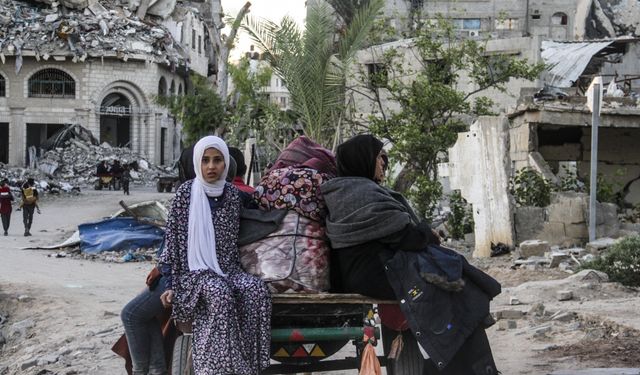 İsrail, Gazze'nin kuzeyindeki yüzlerce Filistinliyi "silah tehdidiyle" göçe zorladı