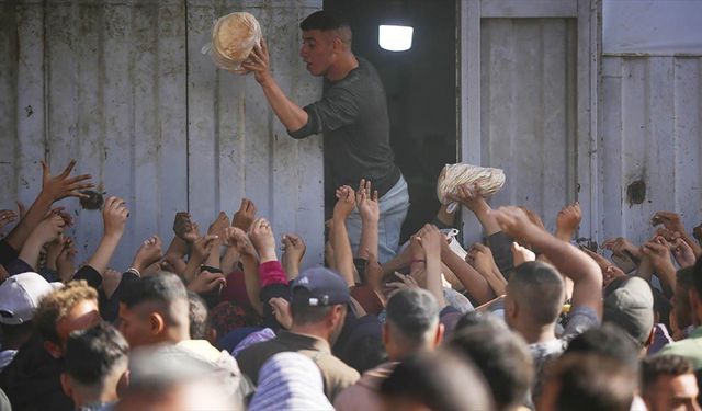 İsrail'in saldırılarını sürdürdüğü Gazze Şeridi'nin güneyinde un ve ekmek krizi derinleşiyor