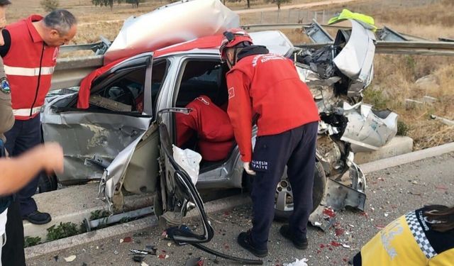 Asker oğullarını birliğine götürürken kaza yaptılar: 1 ölü, 2 yaralı