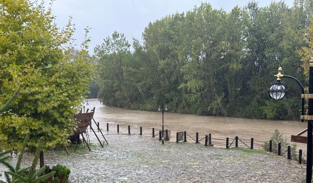 Bartın Irmağı’nın taşma riskine kum çuvallı bariyer önlemi