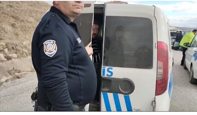 ‘Dur’ ihtarından kaçan ehliyetsiz sürücüyü takip eden polis otosu takla attı: 2 polis yaralı