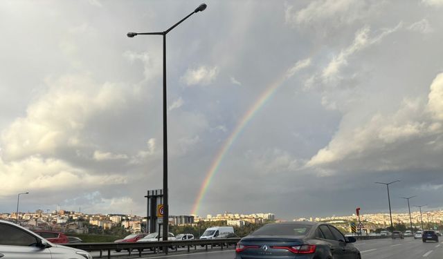 İstanbul’da Yağmurun Ardından Gökkuşağı Kartpostallık Görüntüler Sundu