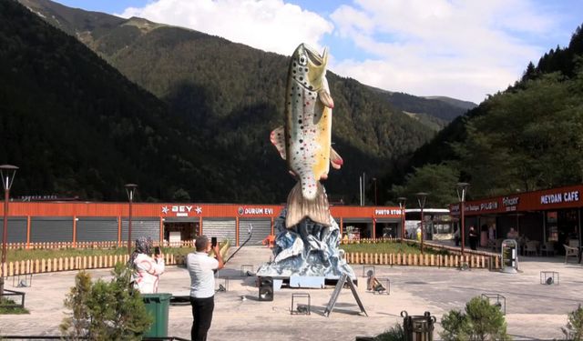 Uzungöl'e  alabalık heykelli