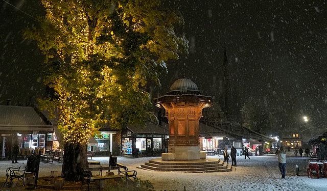 Bosna Hersek'in başkenti Saraybosna'da kar etkili oldu