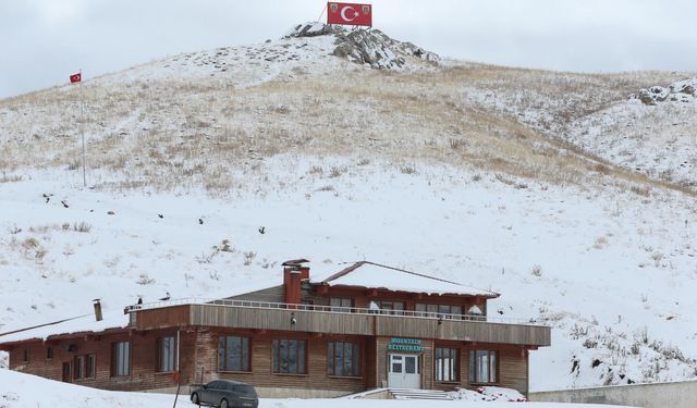 Hakkari'de yüksek kesimlerde kar etkili oldu