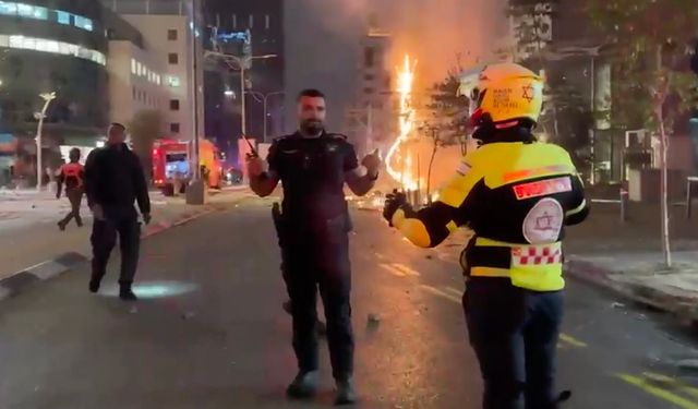 Tel Aviv Yakınlarında Füze Saldırısı: Yangın ve Yıkılma Riski