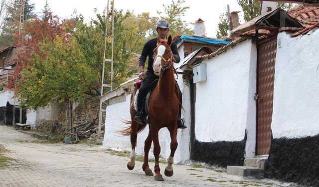 Yozgatlı esnaf fırına da markete de at sırtında gidiyor