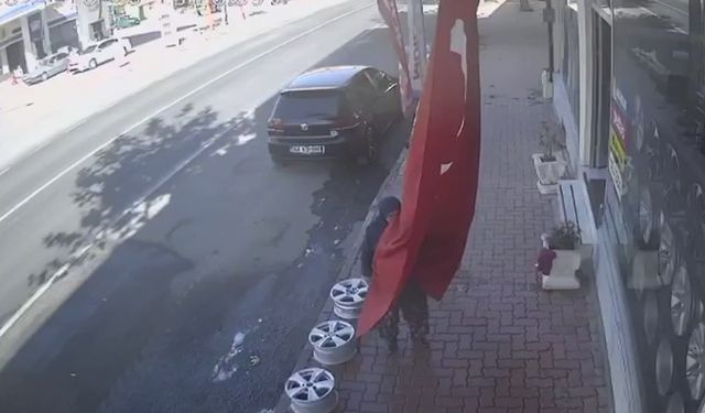 Aksaray Valisi'nden iş yeri önündeki bayrağı öpen bastonlu kadına hediye