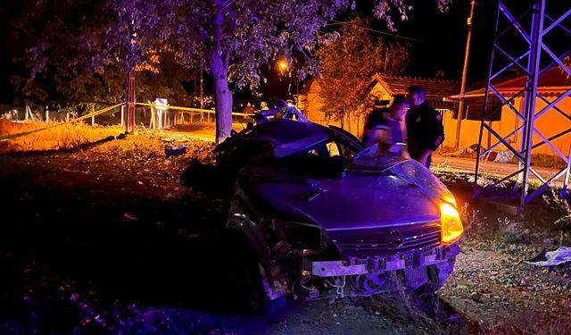 Amasya'da otomobil, ağaca çarptı: 2 ölü, 2 yaralı