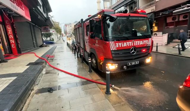 İstanbul- Avcılar'da yağış etkili oldu; eczanenin alt katını su bastı