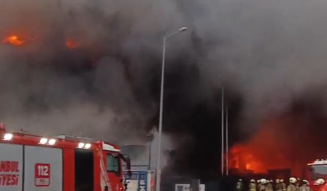 İstanbul - Beylikdüzü'ndeki fabrika yangınına müdahale sürüyor; duman gökyüzünü kapladı